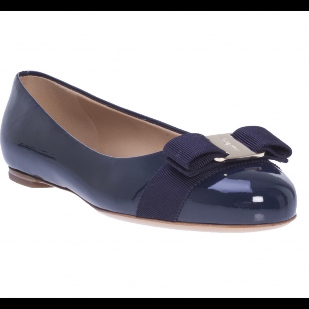 New - SALVATORE FERRAGAMO Women's Vara Bow Pump Oxford Blue Patent size 6, 2A